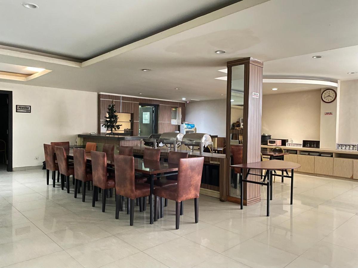 Collection O 1279 Hotel Grand Celino Makassar Exterior photo