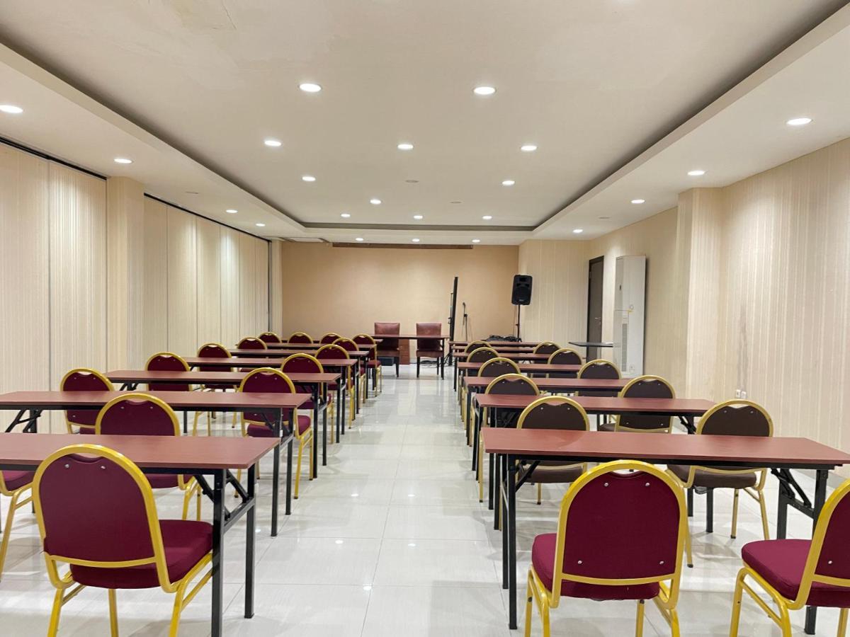 Collection O 1279 Hotel Grand Celino Makassar Exterior photo