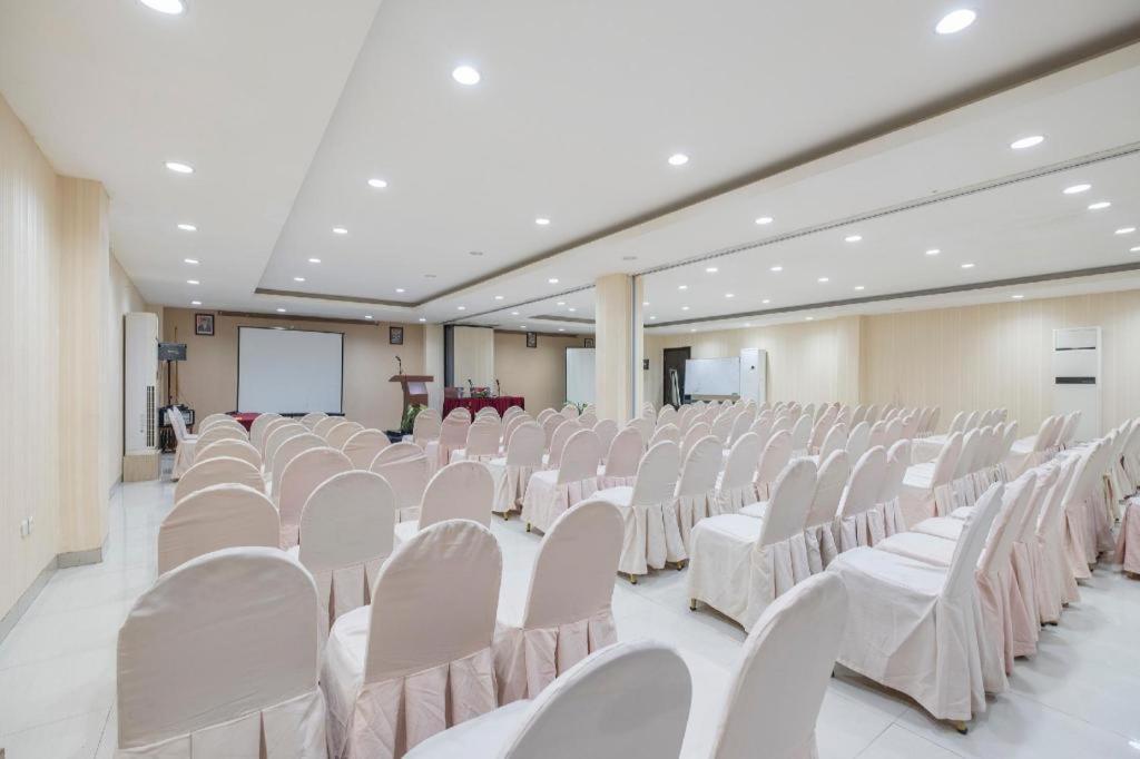 Collection O 1279 Hotel Grand Celino Makassar Exterior photo