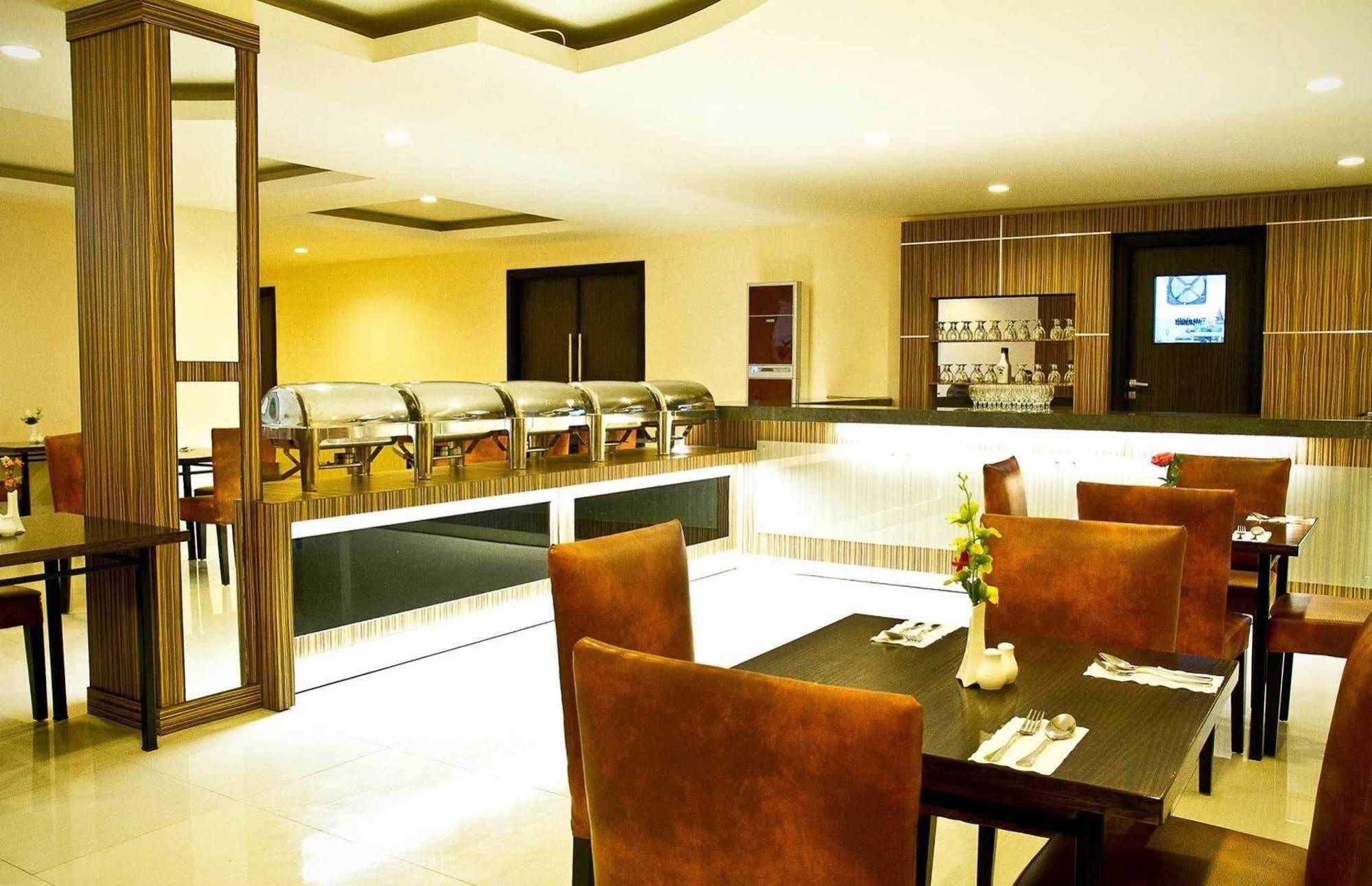 Collection O 1279 Hotel Grand Celino Makassar Exterior photo