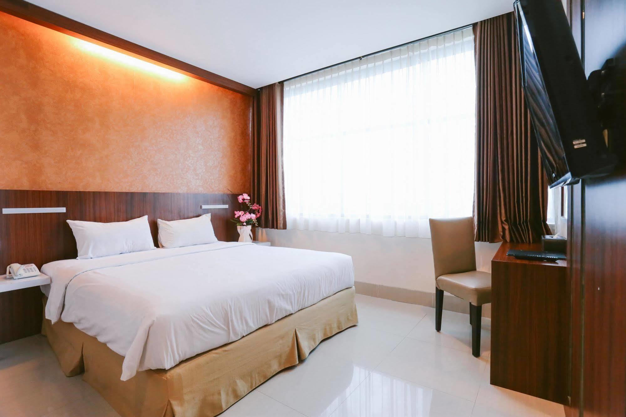 Collection O 1279 Hotel Grand Celino Makassar Exterior photo