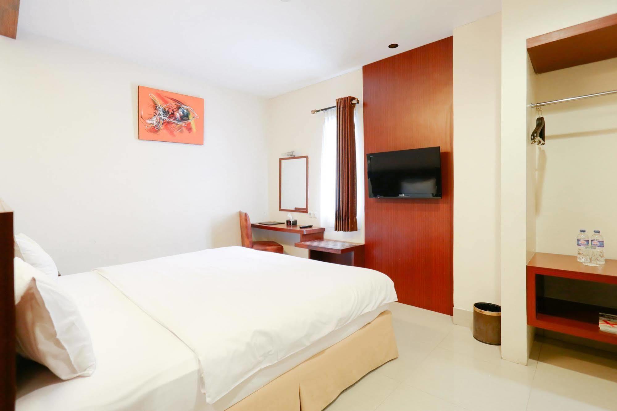 Collection O 1279 Hotel Grand Celino Makassar Exterior photo
